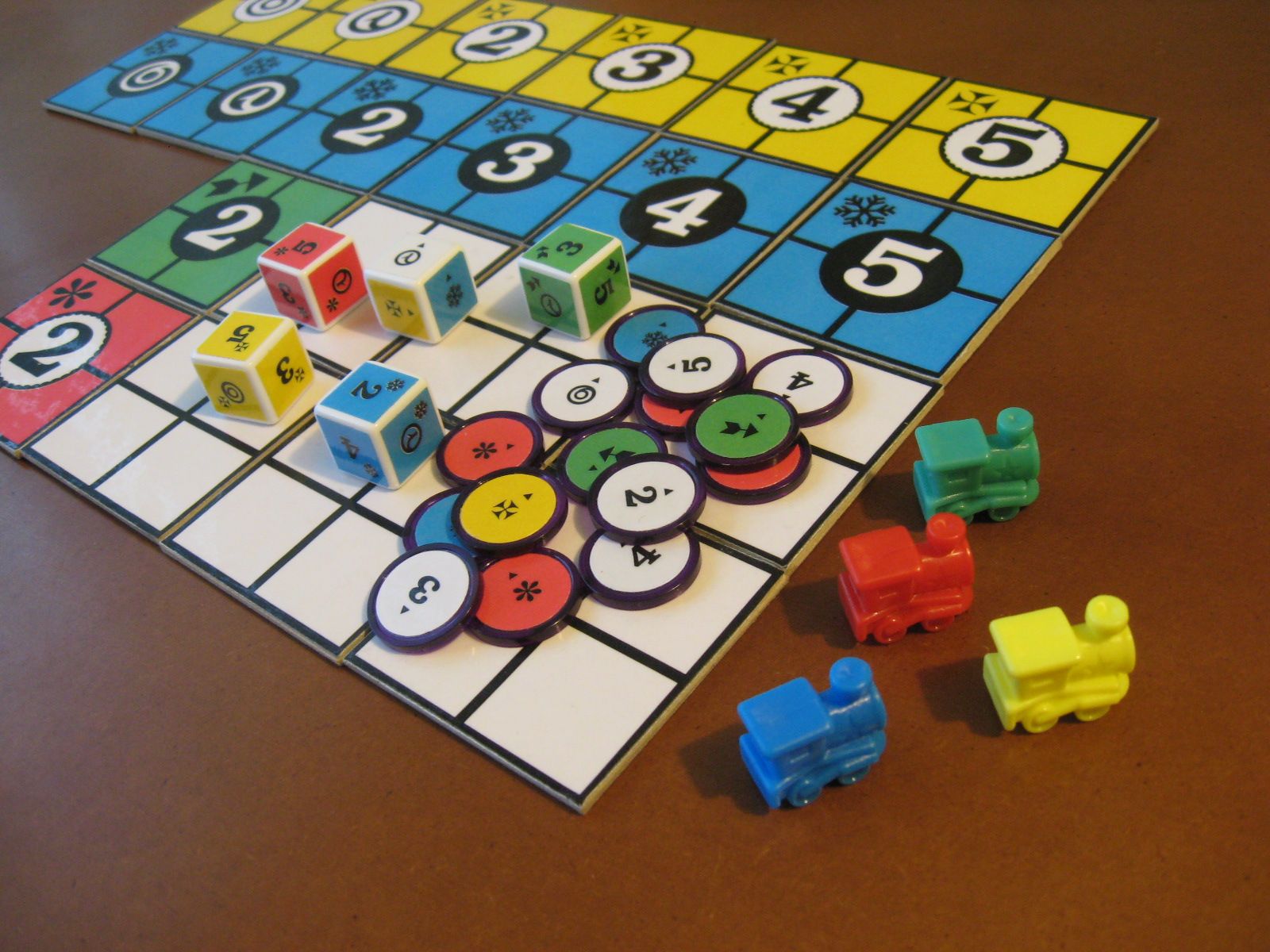 "Homemade PiecePack" (https://boardgamegeek.com/image/1639074/piecepack) by Daniel Ajoy (https://boardgamegeek.com/user/DanielAjoy) / "CC BY-NC-SA 3.0" (http://creativecommons.org/licenses/by-nc-sa/3.0).